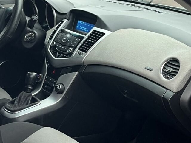 Серый Шевроле Круз, объемом двигателя 1.8 л и пробегом 280 тыс. км за 4450 $, фото 6 на Automoto.ua