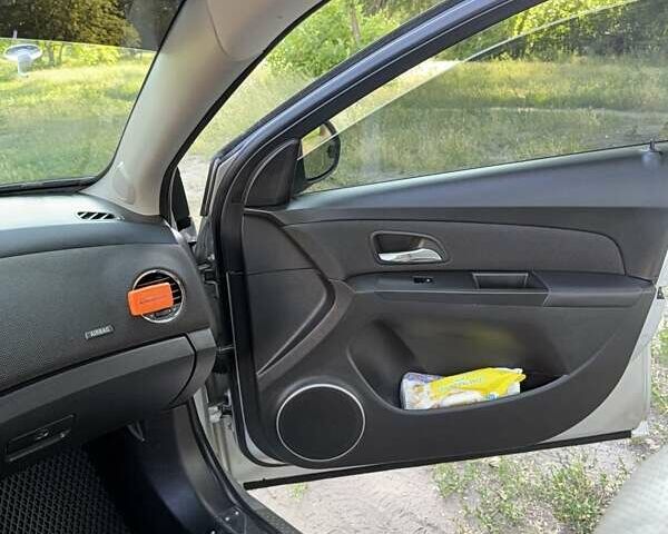 Серый Шевроле Круз, объемом двигателя 1.8 л и пробегом 90 тыс. км за 7500 $, фото 19 на Automoto.ua