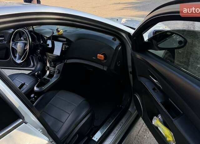 Серый Шевроле Круз, объемом двигателя 1.8 л и пробегом 90 тыс. км за 7500 $, фото 31 на Automoto.ua