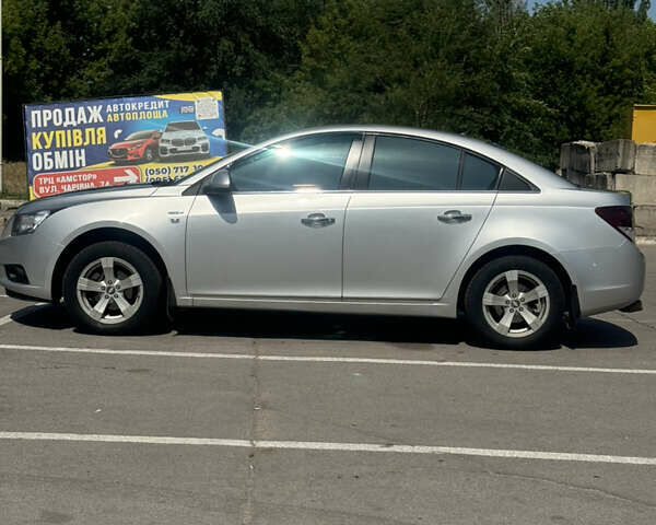 Серый Шевроле Круз, объемом двигателя 1.8 л и пробегом 167 тыс. км за 7699 $, фото 7 на Automoto.ua