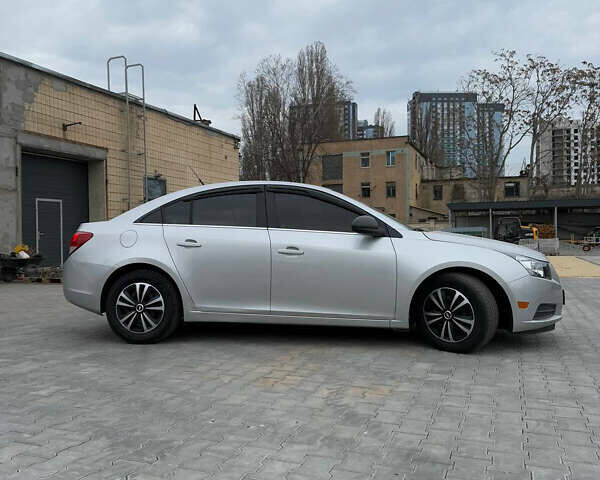 Серый Шевроле Круз, объемом двигателя 1.8 л и пробегом 218 тыс. км за 8200 $, фото 3 на Automoto.ua