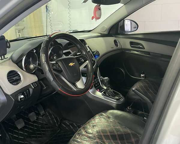 Серый Шевроле Круз, объемом двигателя 1.8 л и пробегом 250 тыс. км за 6500 $, фото 7 на Automoto.ua