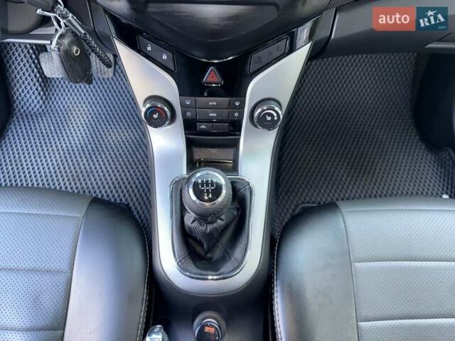 Серый Шевроле Круз, объемом двигателя 1.8 л и пробегом 90 тыс. км за 7500 $, фото 27 на Automoto.ua