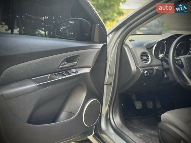 Серый Шевроле Круз, объемом двигателя 1.8 л и пробегом 150 тыс. км за 6777 $, фото 6 на Automoto.ua