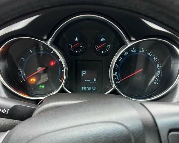 Серый Шевроле Круз, объемом двигателя 1.8 л и пробегом 258 тыс. км за 6000 $, фото 4 на Automoto.ua