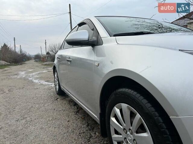 Серый Шевроле Круз, объемом двигателя 1.8 л и пробегом 197 тыс. км за 6500 $, фото 1 на Automoto.ua