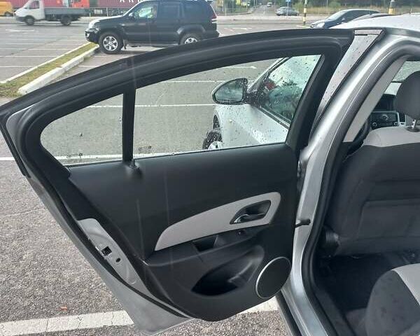 Серый Шевроле Круз, объемом двигателя 1.8 л и пробегом 270 тыс. км за 6800 $, фото 12 на Automoto.ua