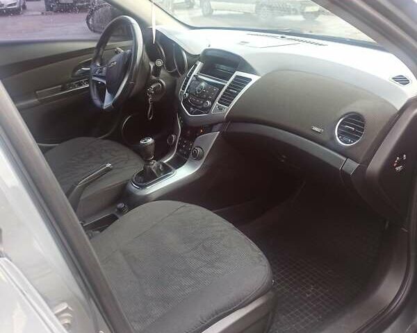 Серый Шевроле Круз, объемом двигателя 1.6 л и пробегом 174 тыс. км за 6500 $, фото 4 на Automoto.ua