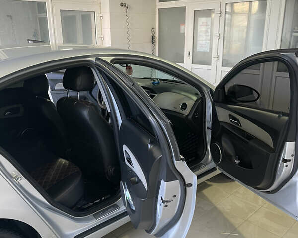Серый Шевроле Круз, объемом двигателя 1.8 л и пробегом 250 тыс. км за 6500 $, фото 6 на Automoto.ua