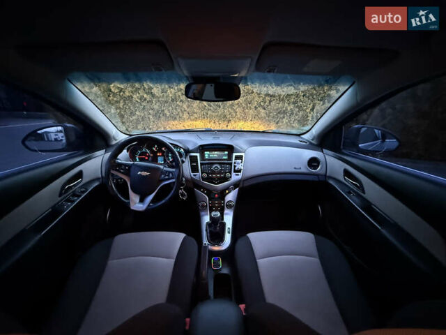 Сірий Шевроле Круз, об'ємом двигуна 2 л та пробігом 241 тис. км за 5999 $, фото 4 на Automoto.ua