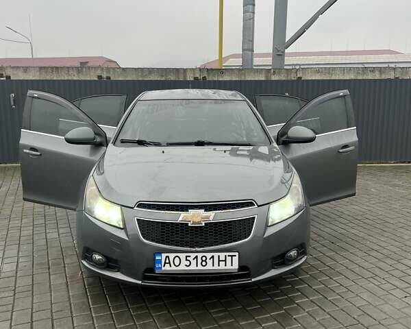 Серый Шевроле Круз, объемом двигателя 1.8 л и пробегом 258 тыс. км за 6000 $, фото 1 на Automoto.ua