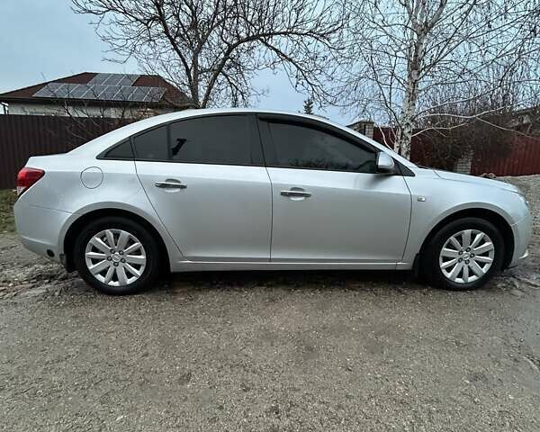 Серый Шевроле Круз, объемом двигателя 1.8 л и пробегом 197 тыс. км за 6500 $, фото 5 на Automoto.ua