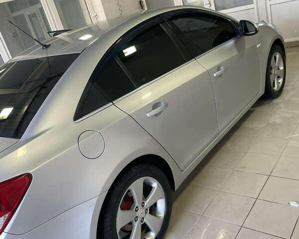 Серый Шевроле Круз, объемом двигателя 1.8 л и пробегом 250 тыс. км за 6500 $, фото 2 на Automoto.ua