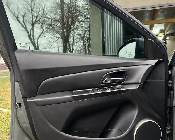 Серый Шевроле Круз, объемом двигателя 1.8 л и пробегом 258 тыс. км за 6000 $, фото 21 на Automoto.ua