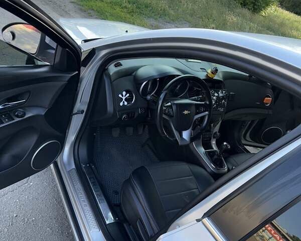 Серый Шевроле Круз, объемом двигателя 1.8 л и пробегом 90 тыс. км за 7500 $, фото 7 на Automoto.ua