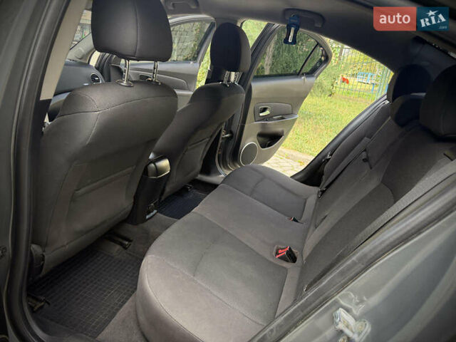 Серый Шевроле Круз, объемом двигателя 1.8 л и пробегом 150 тыс. км за 6777 $, фото 14 на Automoto.ua