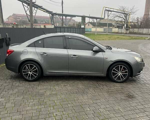 Серый Шевроле Круз, объемом двигателя 1.8 л и пробегом 258 тыс. км за 6000 $, фото 8 на Automoto.ua