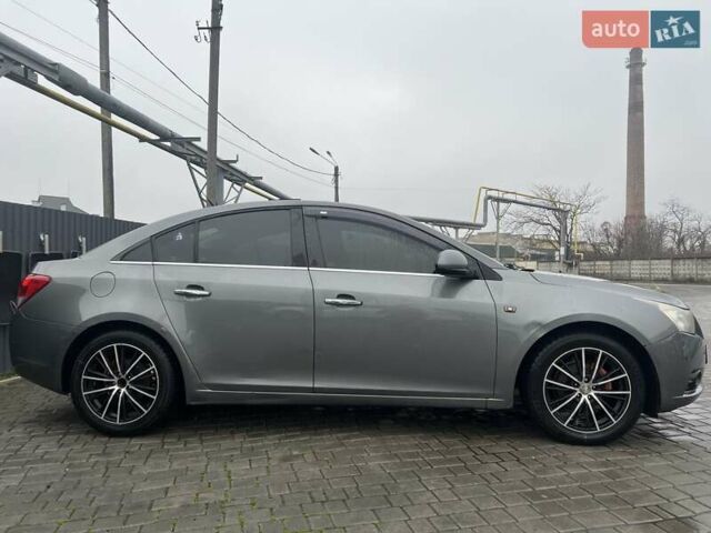 Серый Шевроле Круз, объемом двигателя 1.8 л и пробегом 258 тыс. км за 6000 $, фото 2 на Automoto.ua