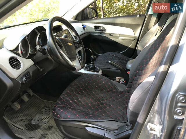 Серый Шевроле Круз, объемом двигателя 1.8 л и пробегом 236 тыс. км за 7500 $, фото 3 на Automoto.ua