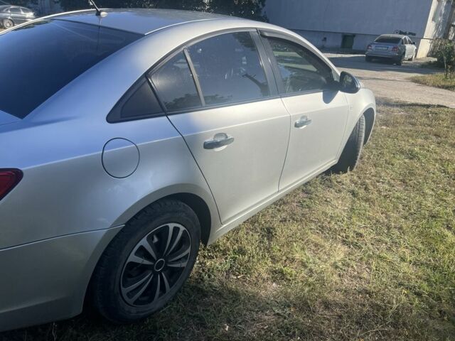 Серый Шевроле Круз, объемом двигателя 1.8 л и пробегом 177 тыс. км за 6000 $, фото 2 на Automoto.ua