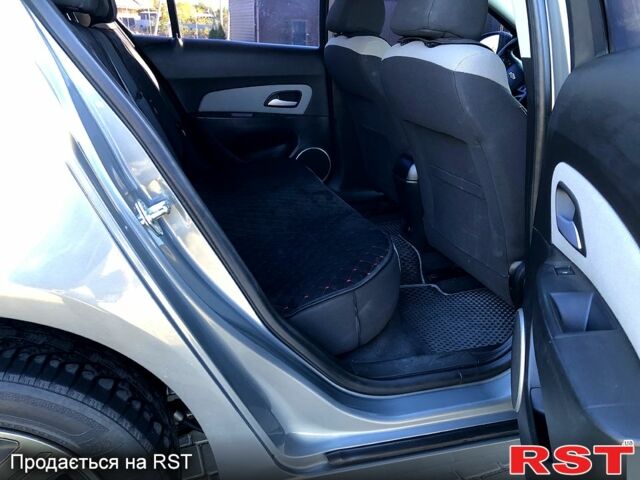 Серый Шевроле Круз, объемом двигателя 1.8 л и пробегом 236 тыс. км за 7500 $, фото 4 на Automoto.ua