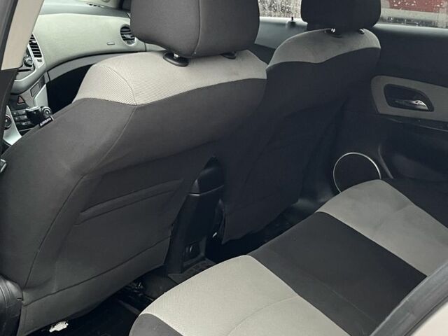 Серый Шевроле Круз, объемом двигателя 1.8 л и пробегом 280 тыс. км за 4450 $, фото 9 на Automoto.ua