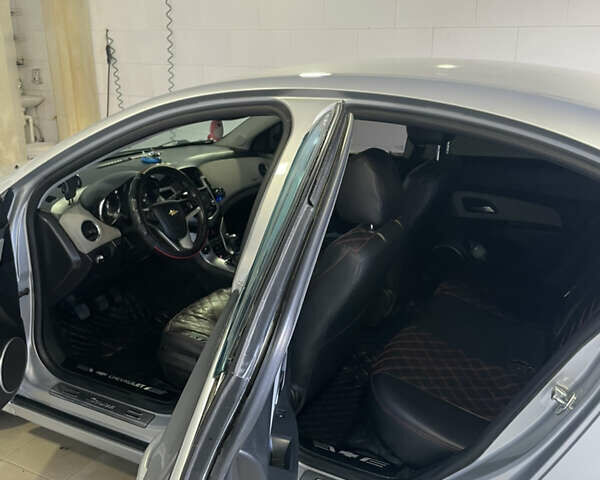 Серый Шевроле Круз, объемом двигателя 1.8 л и пробегом 250 тыс. км за 6500 $, фото 4 на Automoto.ua