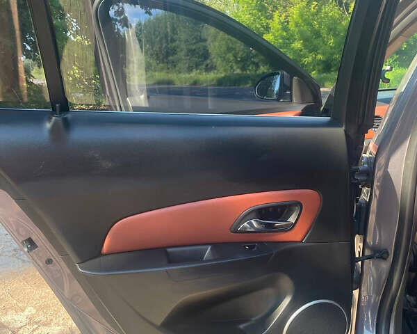 Серый Шевроле Круз, объемом двигателя 1.79 л и пробегом 180 тыс. км за 6500 $, фото 5 на Automoto.ua