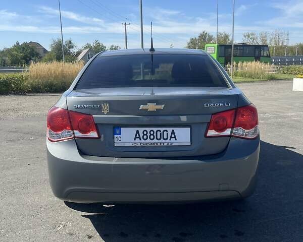 Серый Шевроле Круз, объемом двигателя 1.8 л и пробегом 340 тыс. км за 7500 $, фото 1 на Automoto.ua
