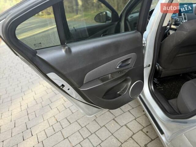 Серый Шевроле Круз, объемом двигателя 1.8 л и пробегом 194 тыс. км за 5555 $, фото 51 на Automoto.ua