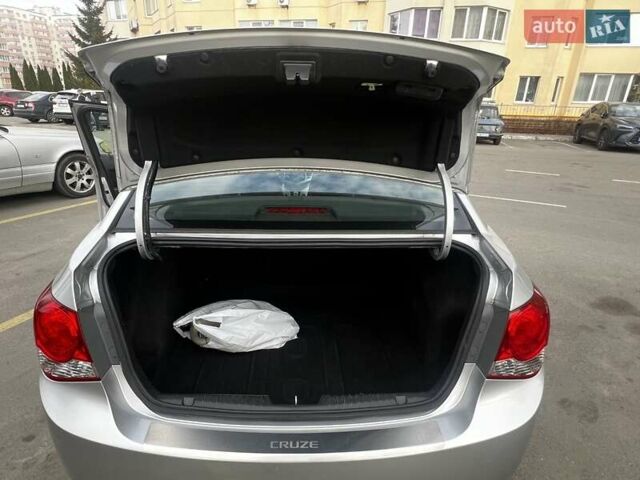 Серый Шевроле Круз, объемом двигателя 1.82 л и пробегом 170 тыс. км за 6800 $, фото 32 на Automoto.ua
