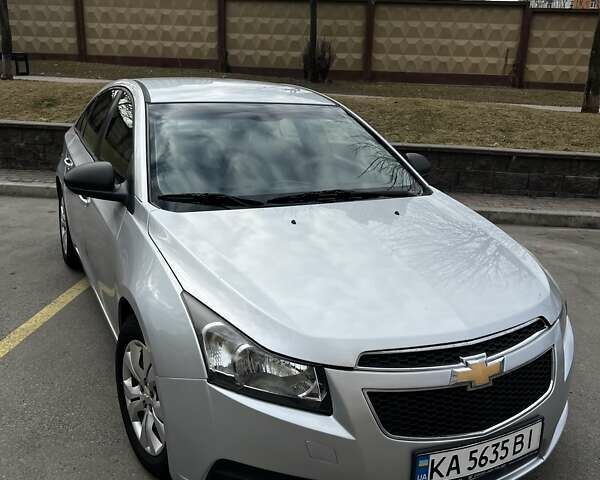 Серый Шевроле Круз, объемом двигателя 1.82 л и пробегом 170 тыс. км за 6800 $, фото 2 на Automoto.ua