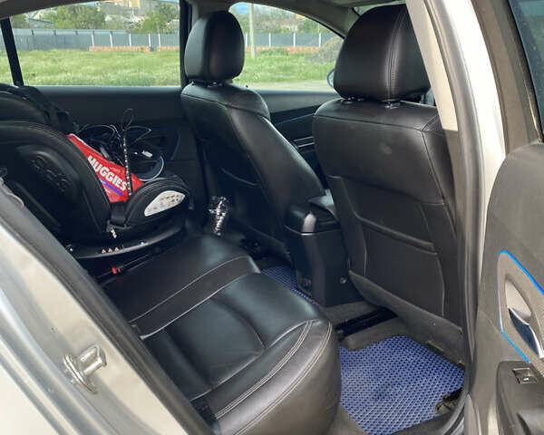 Сірий Шевроле Круз, об'ємом двигуна 2 л та пробігом 190 тис. км за 6800 $, фото 4 на Automoto.ua