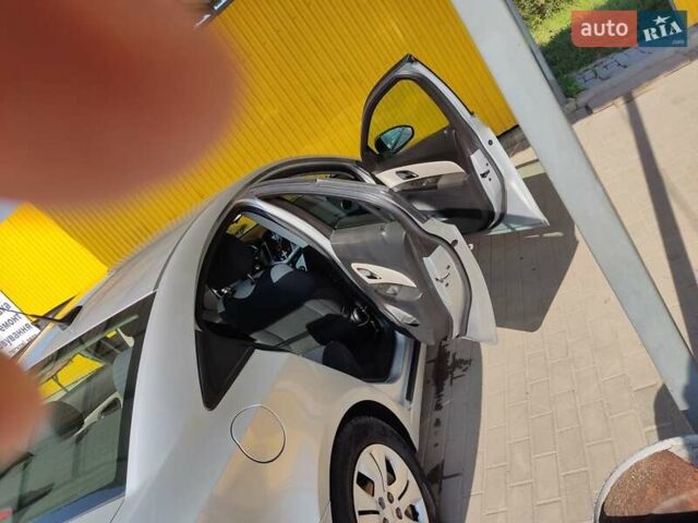 Серый Шевроле Круз, объемом двигателя 1.8 л и пробегом 261 тыс. км за 8000 $, фото 4 на Automoto.ua