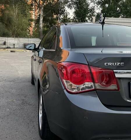 Серый Шевроле Круз, объемом двигателя 1.36 л и пробегом 260 тыс. км за 6750 $, фото 4 на Automoto.ua