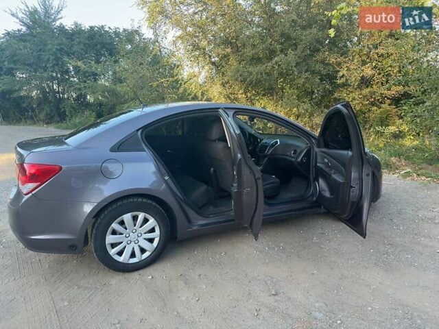 Серый Шевроле Круз, объемом двигателя 1.8 л и пробегом 200 тыс. км за 7300 $, фото 3 на Automoto.ua