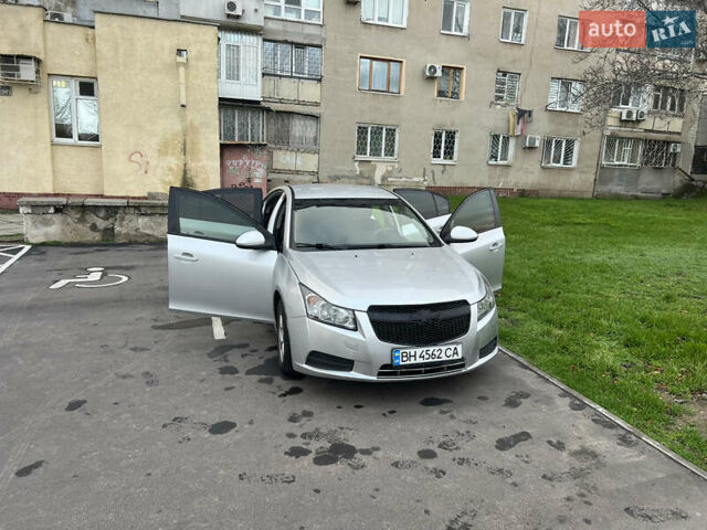 Серый Шевроле Круз, объемом двигателя 1.8 л и пробегом 179 тыс. км за 6000 $, фото 3 на Automoto.ua