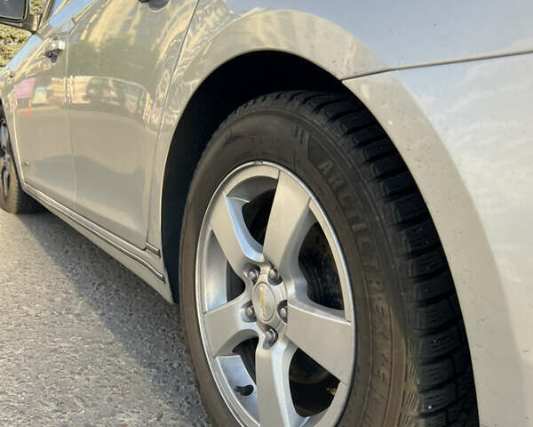 Серый Шевроле Круз, объемом двигателя 1.36 л и пробегом 185 тыс. км за 7900 $, фото 3 на Automoto.ua