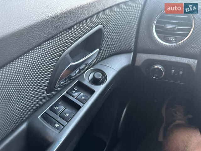 Серый Шевроле Круз, объемом двигателя 1.8 л и пробегом 273 тыс. км за 7999 $, фото 39 на Automoto.ua