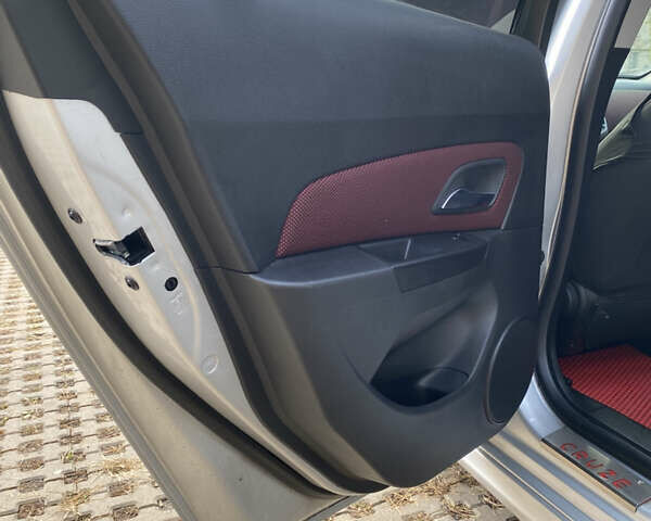 Серый Шевроле Круз, объемом двигателя 1.36 л и пробегом 115 тыс. км за 8500 $, фото 15 на Automoto.ua