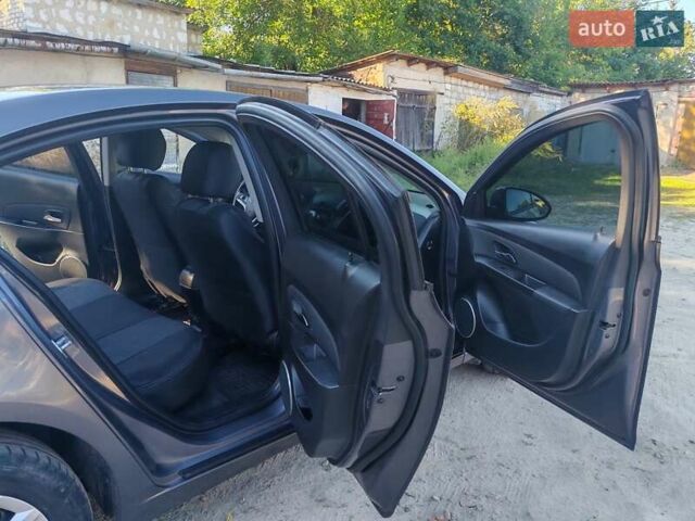 Серый Шевроле Круз, объемом двигателя 1.6 л и пробегом 125 тыс. км за 8000 $, фото 13 на Automoto.ua