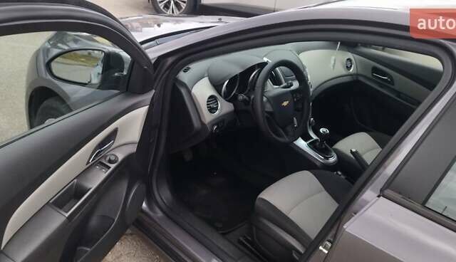 Серый Шевроле Круз, объемом двигателя 1.6 л и пробегом 188 тыс. км за 7200 $, фото 4 на Automoto.ua