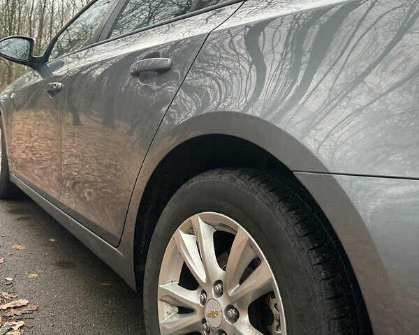 Серый Шевроле Круз, объемом двигателя 1.6 л и пробегом 216 тыс. км за 7300 $, фото 4 на Automoto.ua