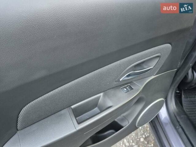Сірий Шевроле Круз, об'ємом двигуна 2 л та пробігом 212 тис. км за 8850 $, фото 26 на Automoto.ua