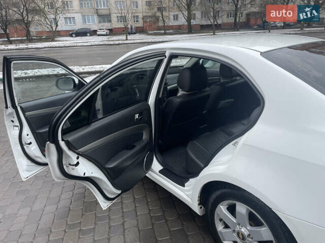Белый Шевроле Эпика, объемом двигателя 2.5 л и пробегом 230 тыс. км за 4300 $, фото 5 на Automoto.ua