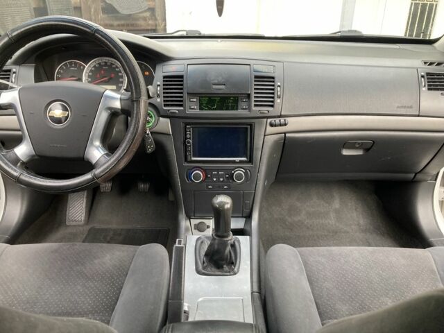 Білий Шевроле Епіка, об'ємом двигуна 2 л та пробігом 296 тис. км за 5100 $, фото 4 на Automoto.ua