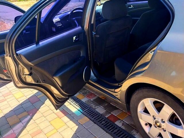 Бежевий Шевроле Епіка, об'ємом двигуна 2 л та пробігом 155 тис. км за 6000 $, фото 1 на Automoto.ua