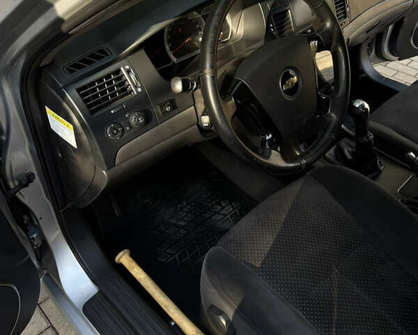 Шевроле Эпика 2008 в Кривом Роге на Automoto.ua Серый Шевроле Эпика, объемом двигателя 1.99 л и пробегом 170 тыс. км за 6200 $, фото 6 на Automoto.ua