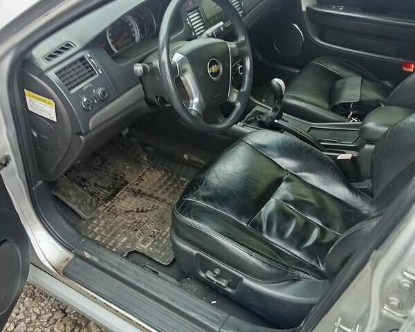 Серый Шевроле Эпика, объемом двигателя 2 л и пробегом 220 тыс. км за 2000 $, фото 6 на Automoto.ua