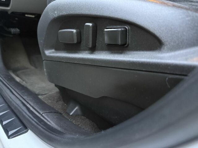 Белый Шевроле Эквинокс, объемом двигателя 3 л и пробегом 270 тыс. км за 7500 $, фото 19 на Automoto.ua